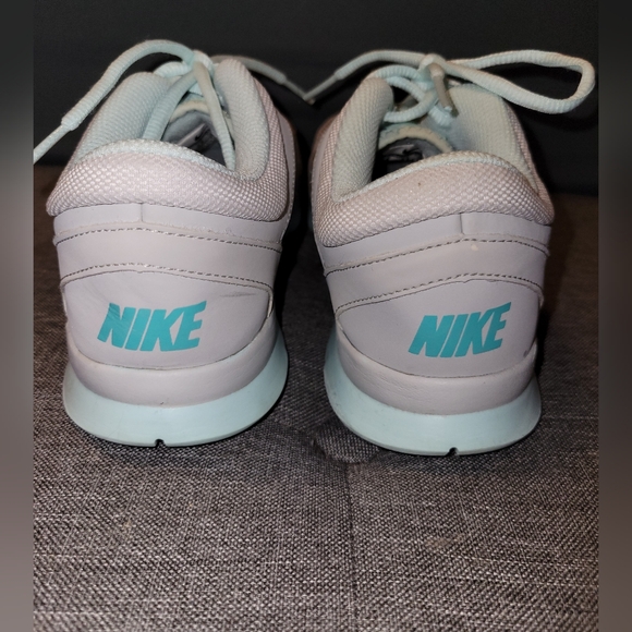 EUC NIKE Athletic Shoes in Light Gray and Teal. Excellent Condition - Picture 3 of 8